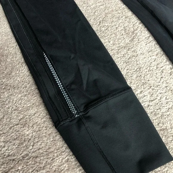 Lululemon Hit It 7/8 tight. - Picture 3 of 5